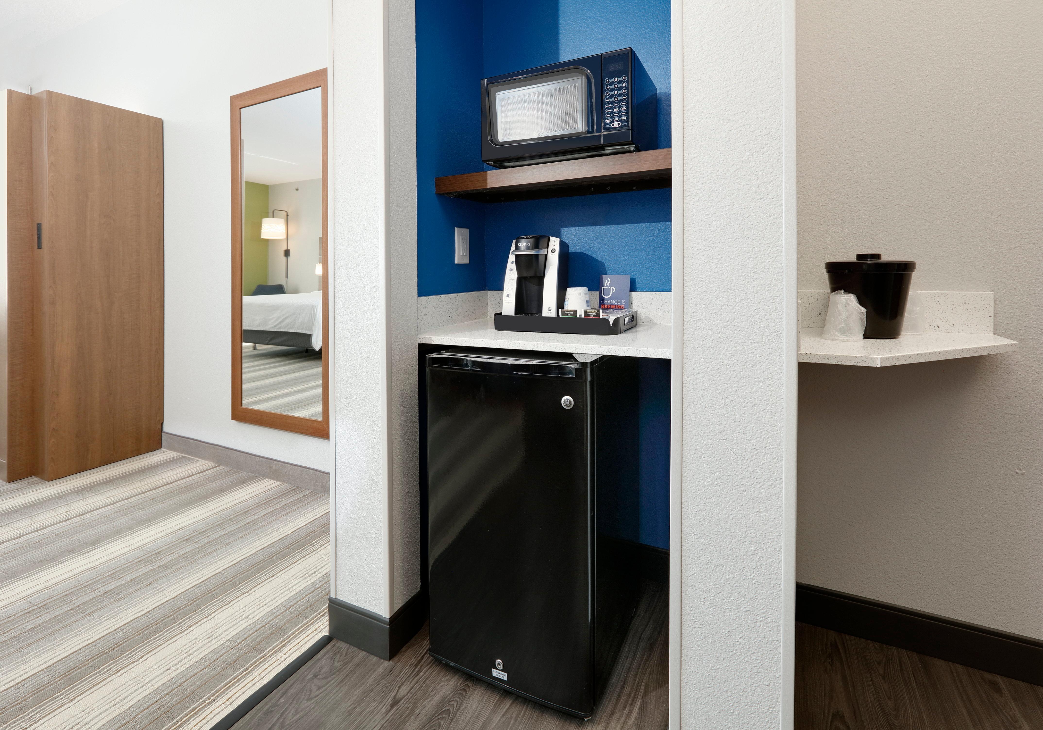 Holiday Inn Express & Suites - Denton North By Ihg Exterior photo