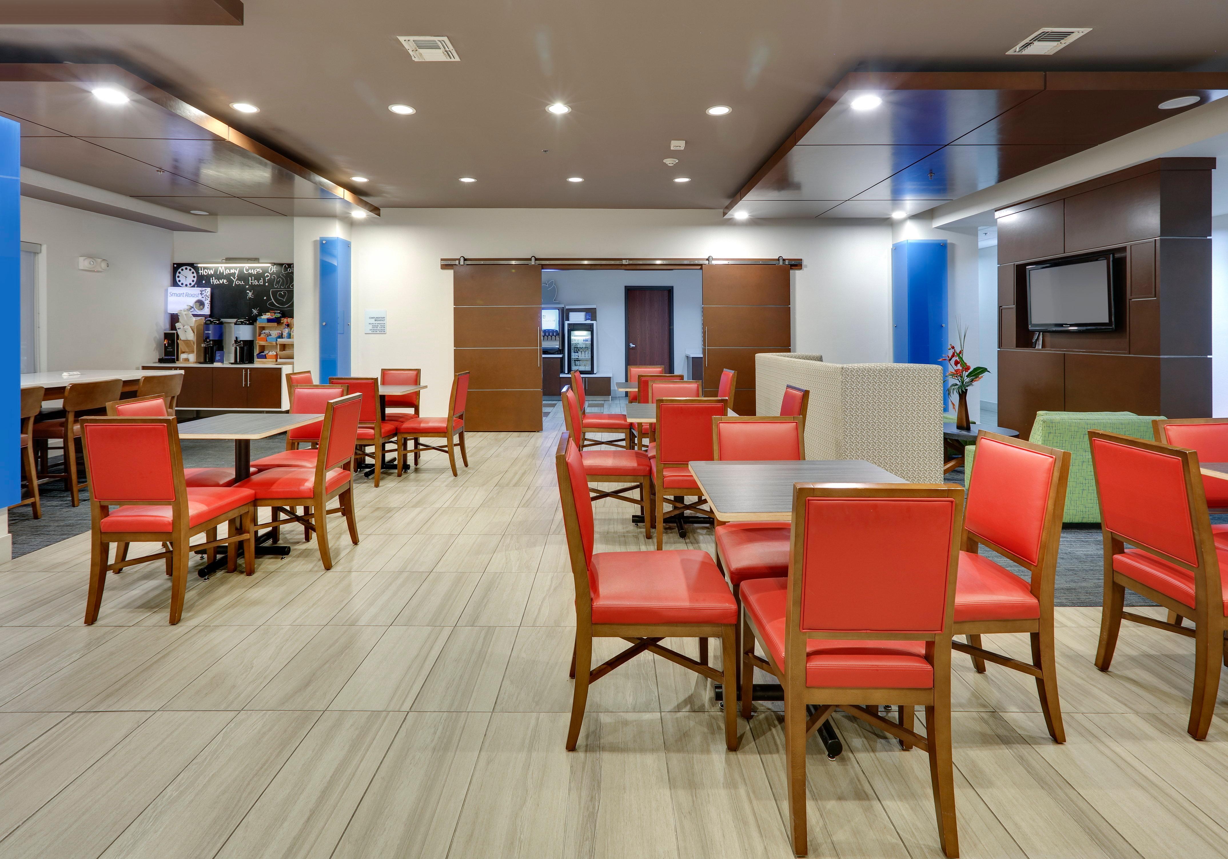 Holiday Inn Express & Suites - Denton North By Ihg Exterior photo