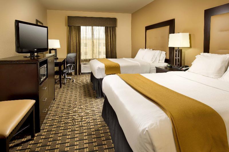 Holiday Inn Express & Suites - Denton North By Ihg Exterior photo