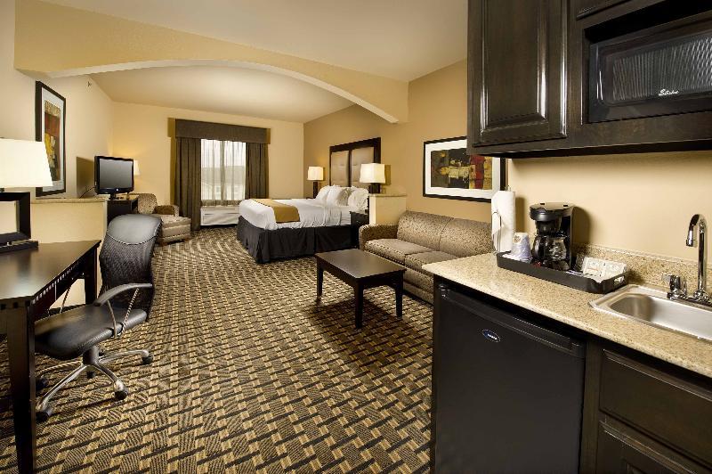 Holiday Inn Express & Suites - Denton North By Ihg Exterior photo
