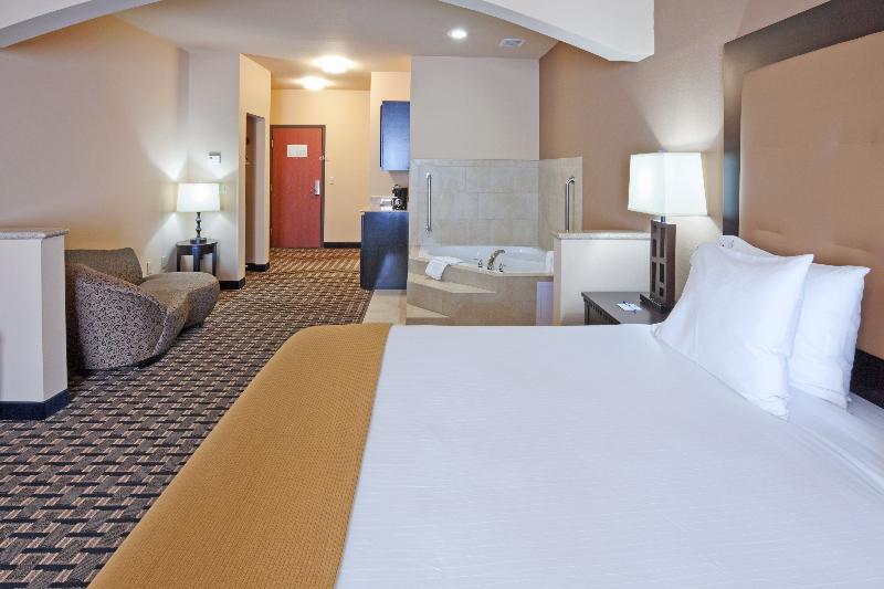 Holiday Inn Express & Suites - Denton North By Ihg Exterior photo
